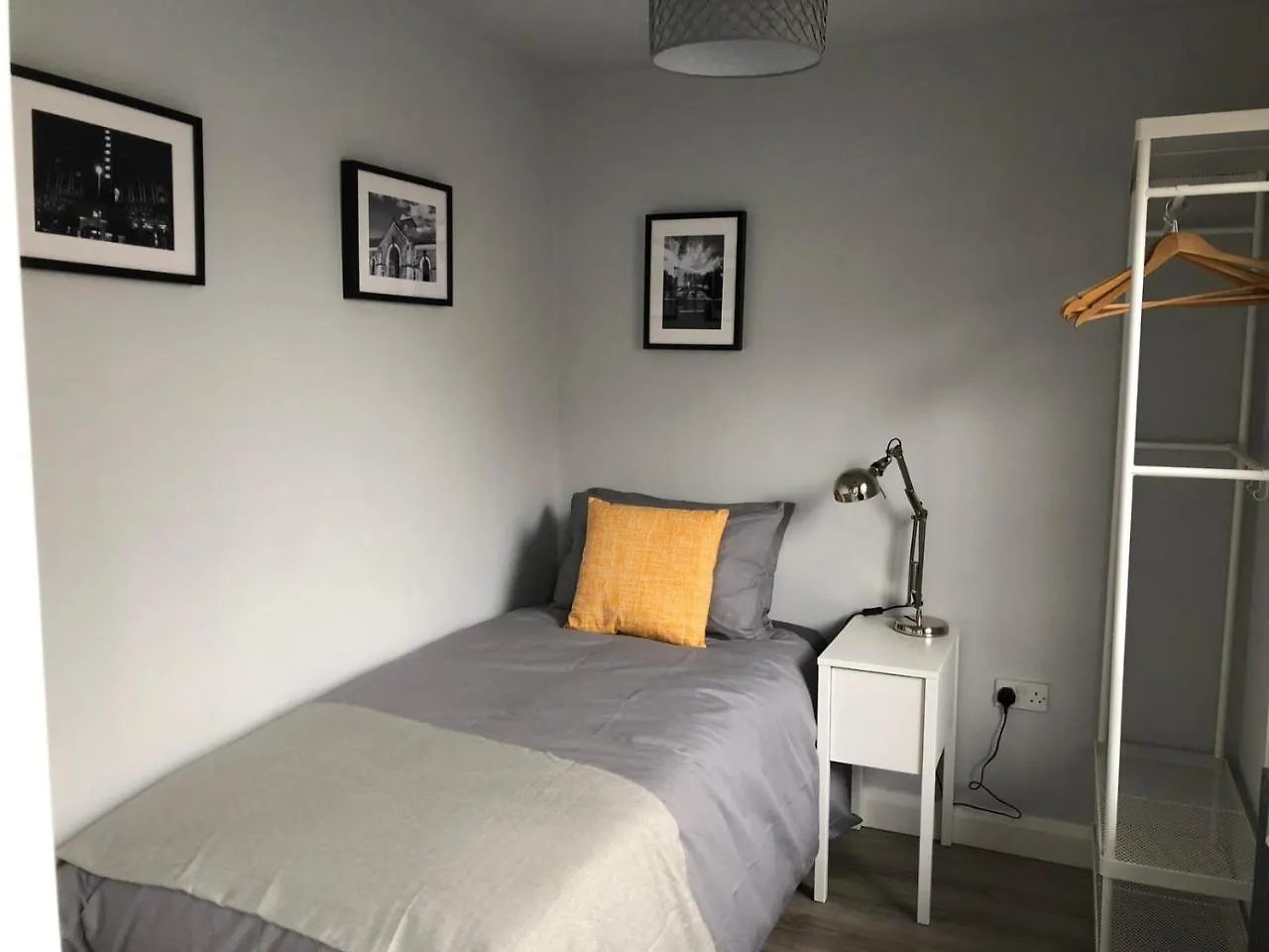 City Centre Townhouse-3 Bedrooms & Parking - Excellent Location Belfast Holiday home