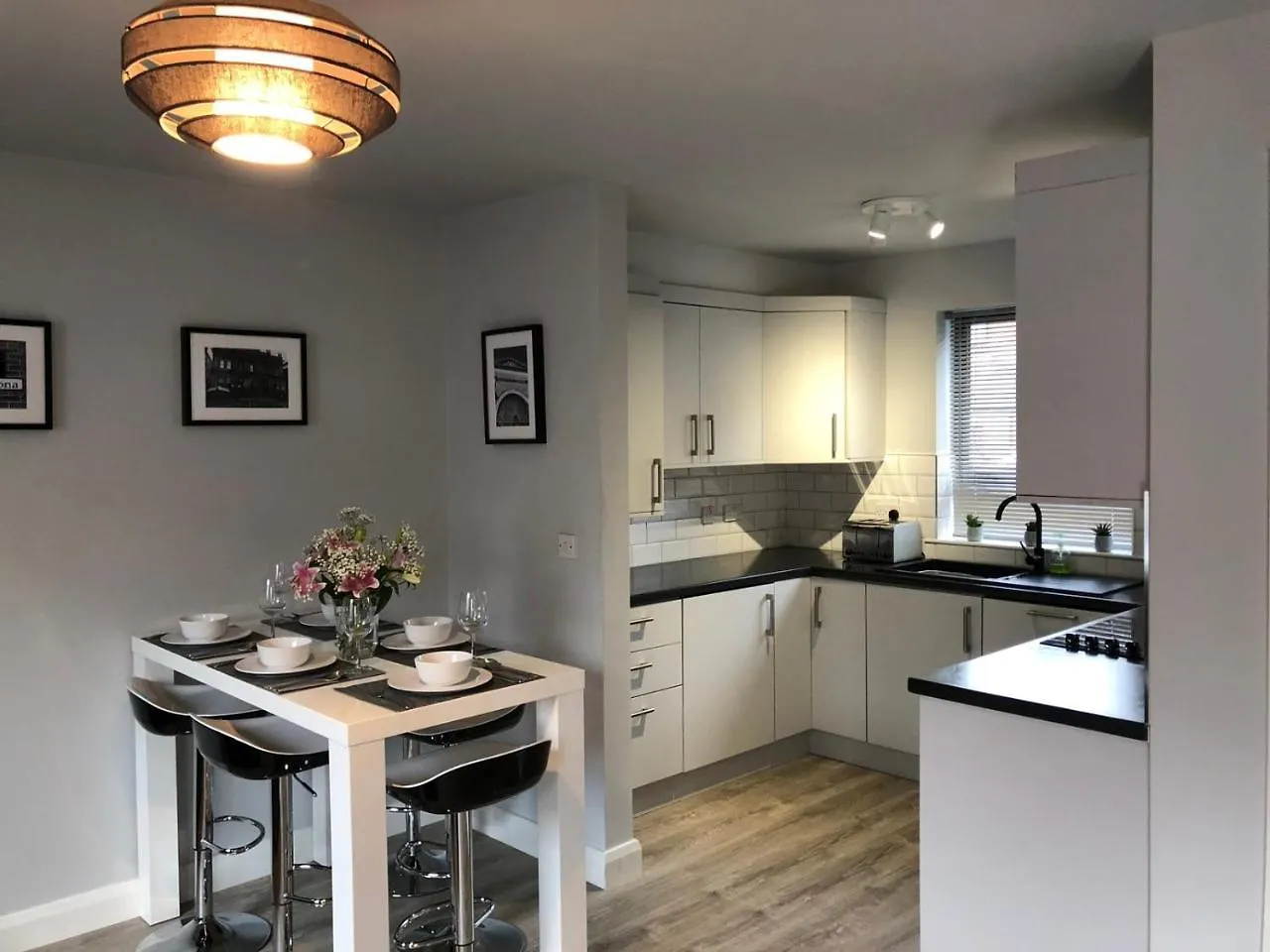 City Centre Townhouse-3 Bedrooms & Parking - Excellent Location Belfast 0*,