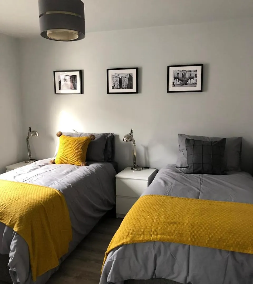 City Centre Townhouse-3 Bedrooms & Parking - Excellent Location Belfast